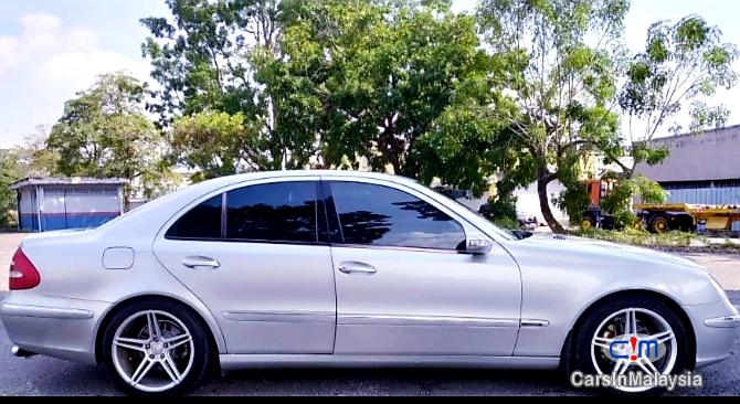 Mercedes Benz E200K 1.8-LITER LUXURY SEDAN Automatic 2005 - image 4