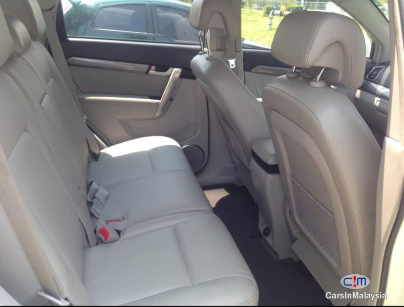 Chevrolet Captiva 2.4-LITER LUXURY FAMILY SUV Automatic 2011 - image 4