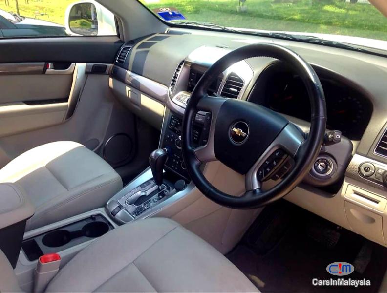 Chevrolet Captiva 2.4-LITER LUXURY FAMILY SUV Automatic 2011 - image 5