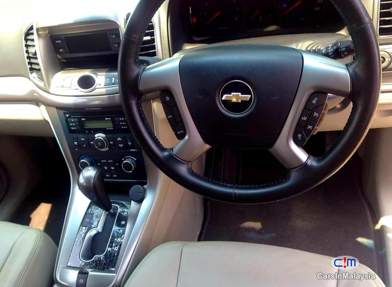 Chevrolet Captiva 2.4-LITER LUXURY FAMILY SUV Automatic 2011 - image 6