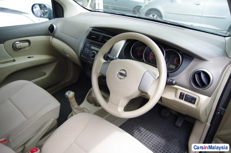 Nissan Grand Livina Manual 2010 - image 3