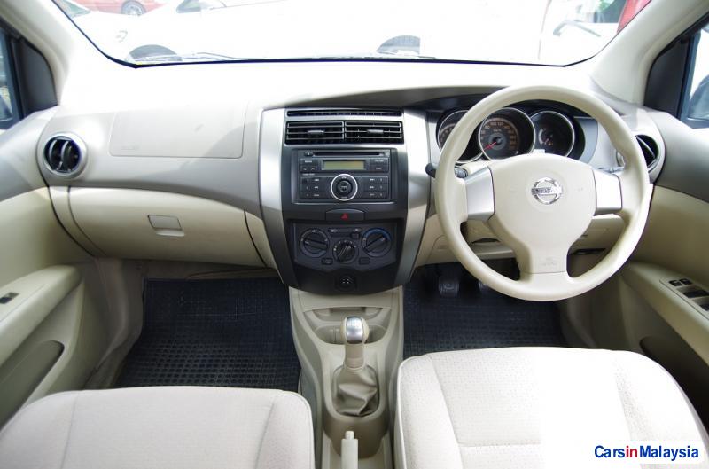 Nissan Grand Livina Manual 2010 - image 4