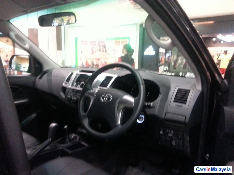 Toyota Hilux Automatic - image 10