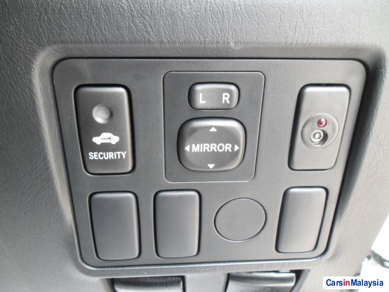 Toyota Hilux Automatic - image 12