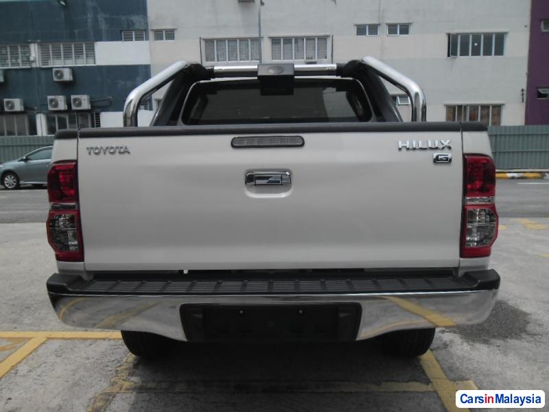 Toyota Hilux Automatic - image 2