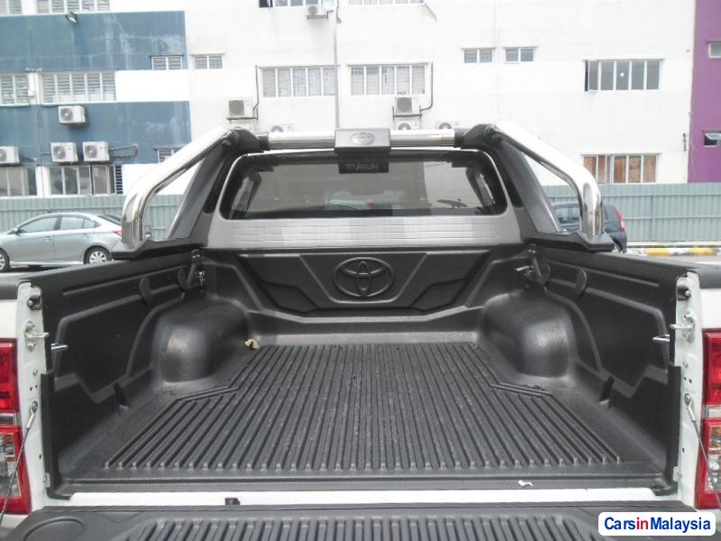 Toyota Hilux Automatic - image 3