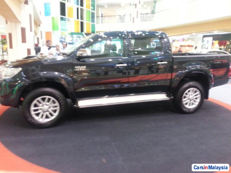 Toyota Hilux Automatic - image 6