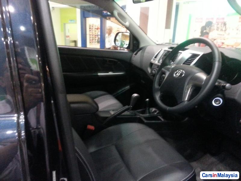 Toyota Hilux Automatic - image 7