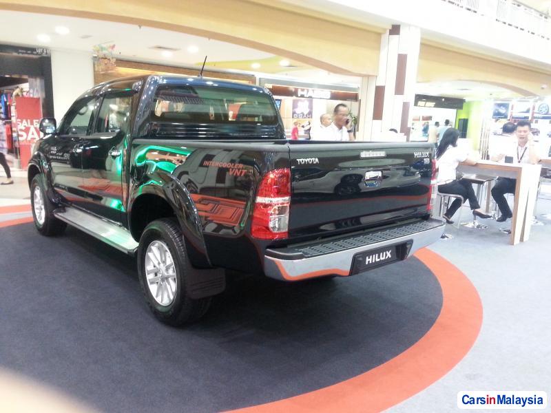 Toyota Hilux Automatic - image 8