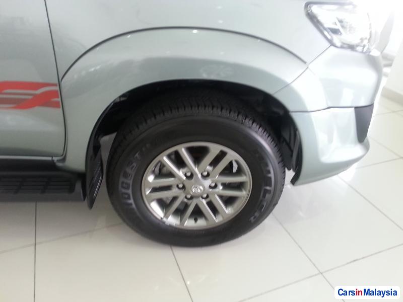 Toyota Hilux Automatic - image 9