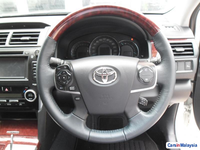 Toyota Camry Automatic - image 9