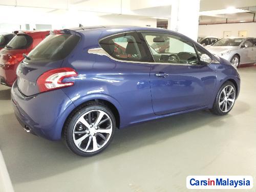 Peugeot 208 Semi-Automatic - image 2