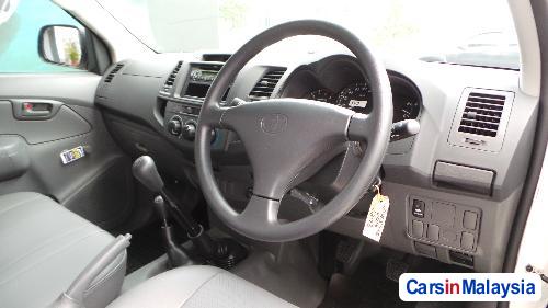 Toyota Hilux Manual - image 4