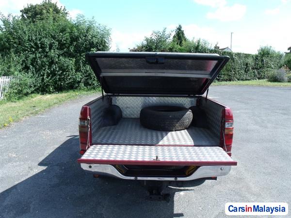 Toyota Hilux Manual 2004 - image 2