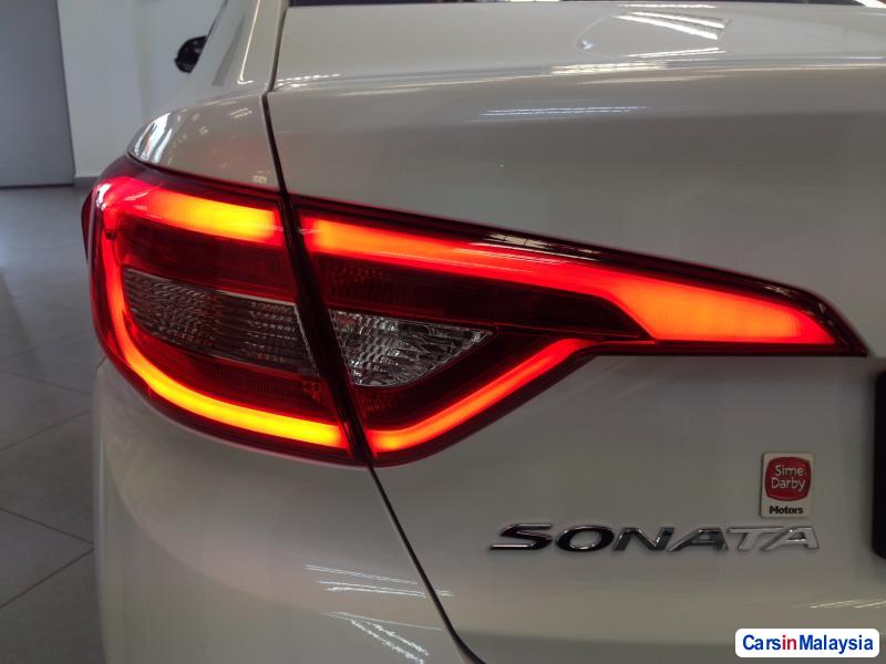 Hyundai Sonata Automatic - image 4