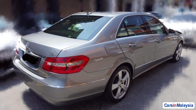 Mercedes Benz E200 Automatic 2011 - image 2