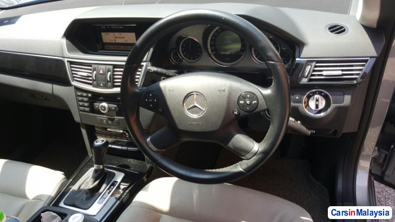 Mercedes Benz E200 Automatic 2011 - image 3