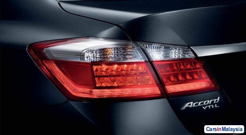 Honda Accord Automatic - image 7