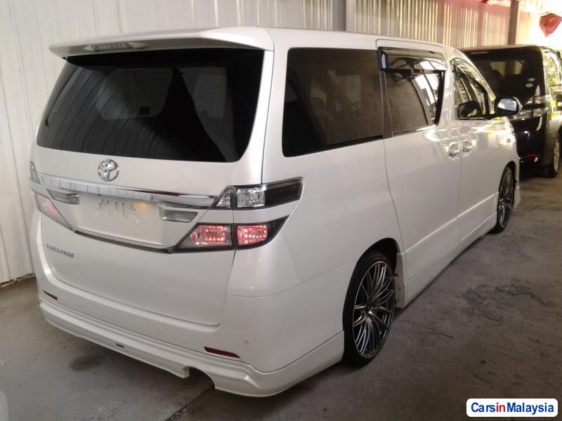 Toyota Vellfire Semi-Automatic - image 2