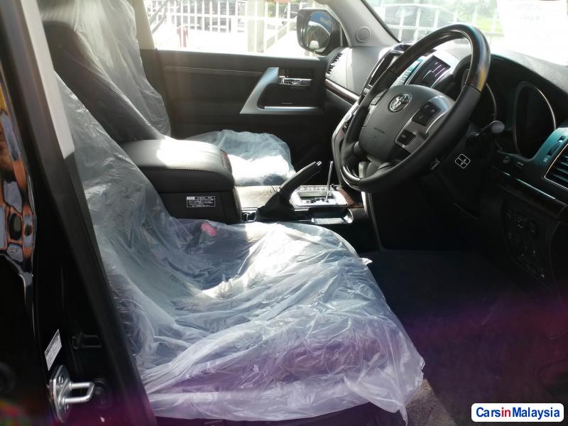 Toyota Land Cruiser Semi-Automatic - image 3