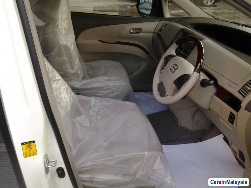 Toyota Estima Automatic - image 3