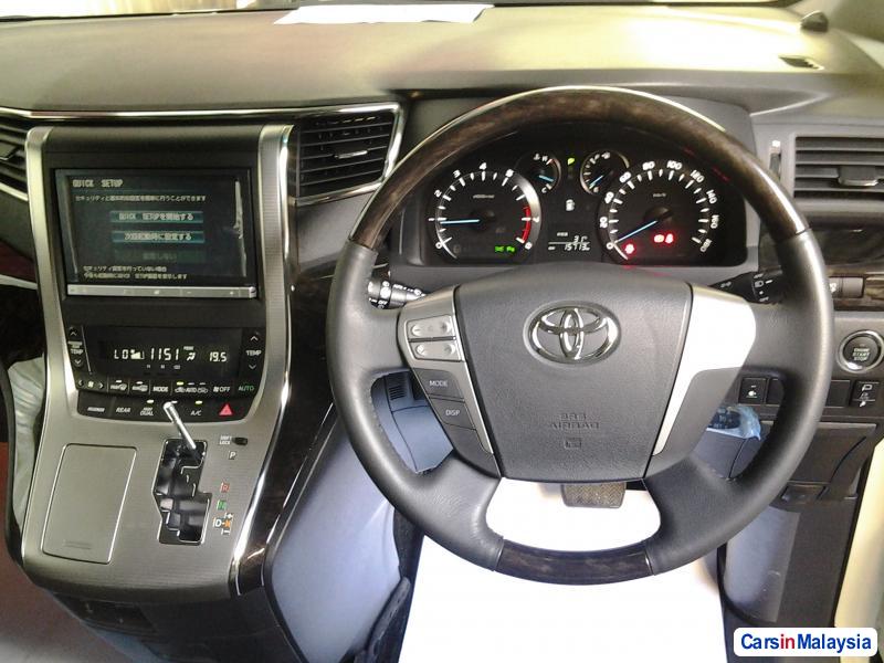 Toyota Vellfire Semi-Automatic - image 4