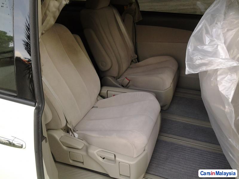 Toyota Estima Automatic - image 4