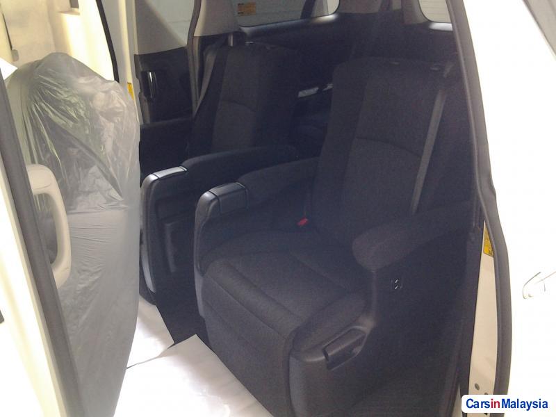 Toyota Vellfire Semi-Automatic - image 5