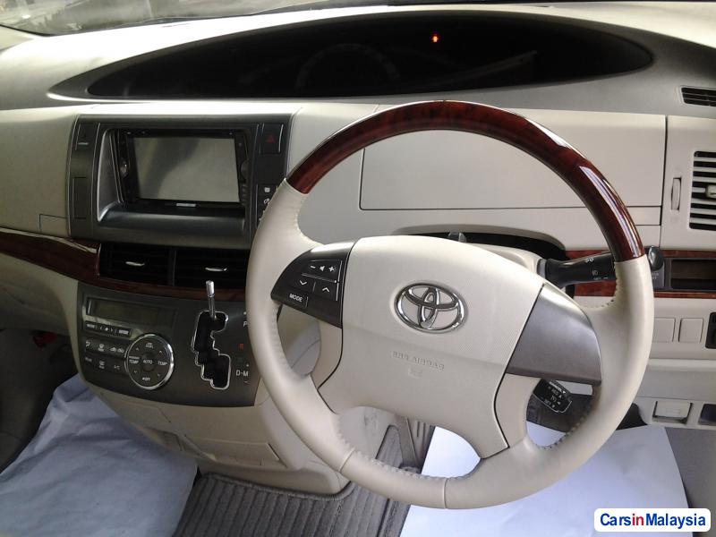 Toyota Estima Automatic - image 5