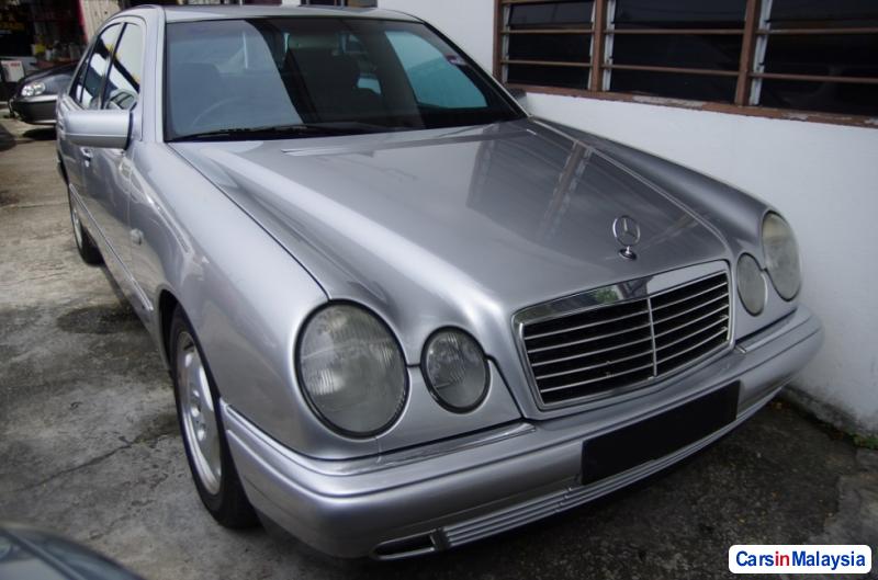 Mercedes Benz E240 Automatic 1998 - image 2