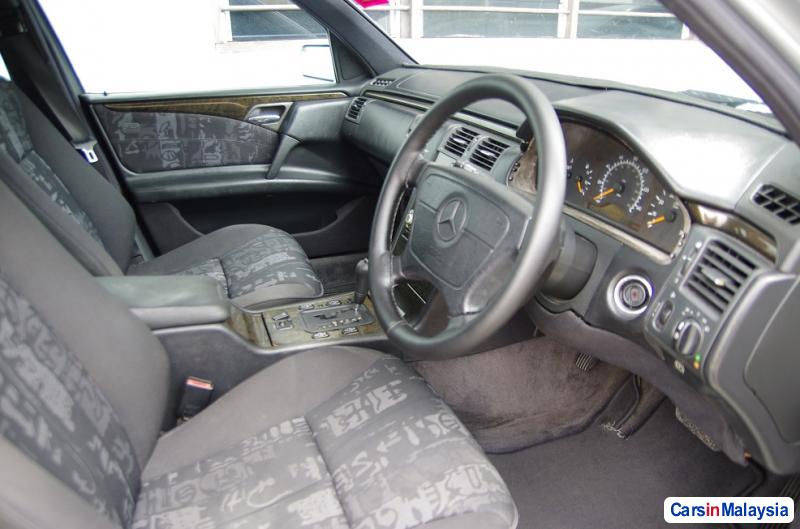 Mercedes Benz E240 Automatic 1998 - image 3