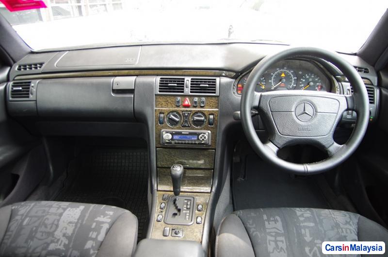 Mercedes Benz E240 Automatic 1998 - image 4