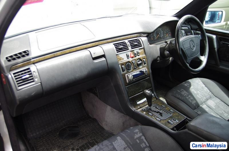 Mercedes Benz E240 Automatic 1998 - image 5