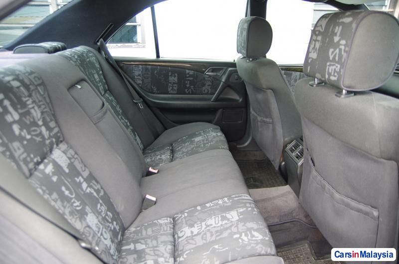 Mercedes Benz E240 Automatic 1998 - image 6