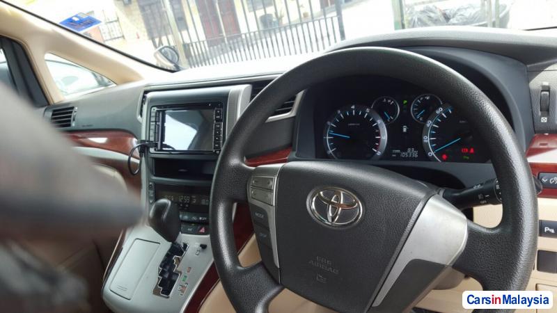 Toyota Alphard - image 3