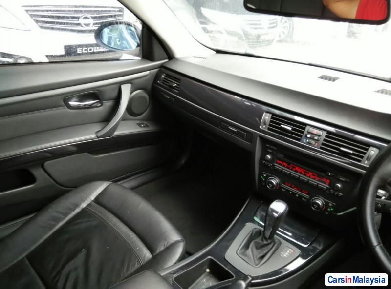 BMW 3 Series 2009 - image 10