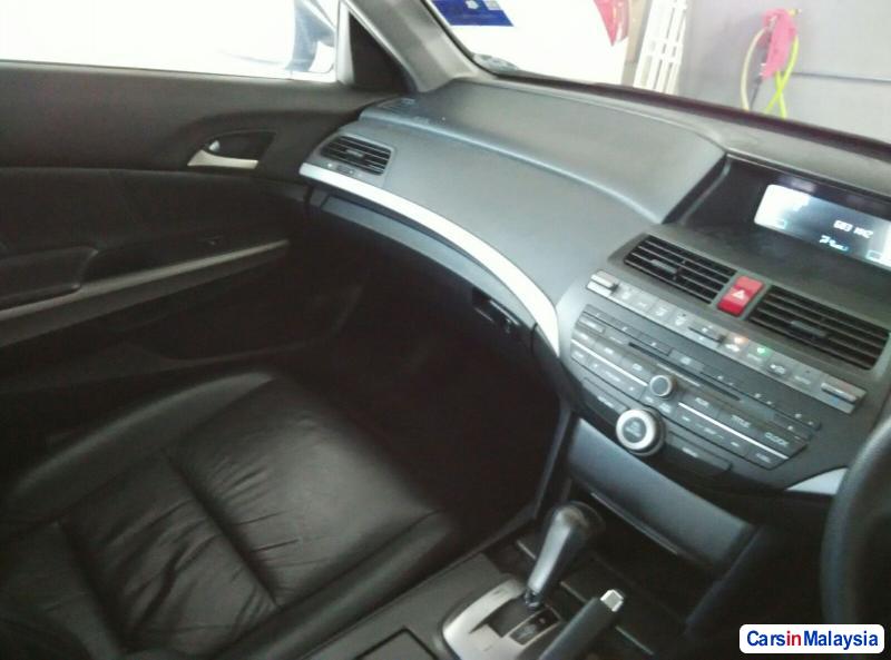 Honda Accord Automatic 2010 - image 10