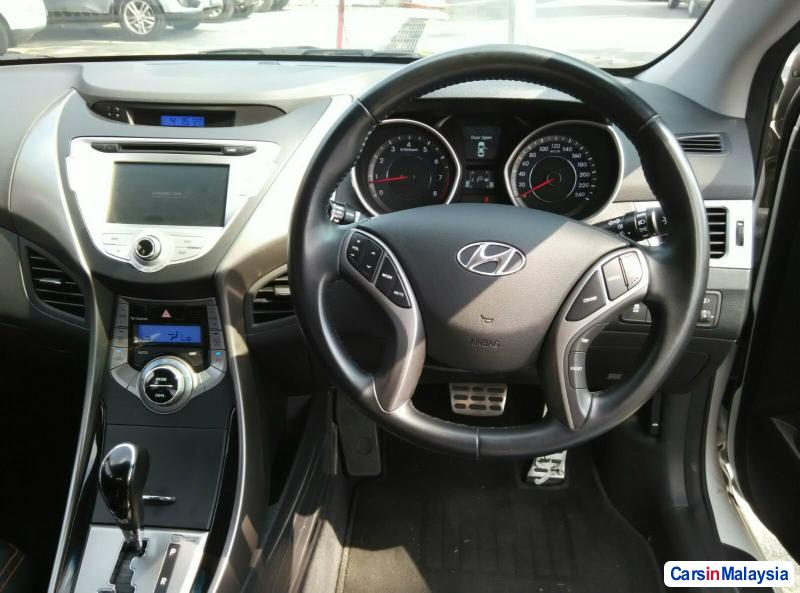 Hyundai Elantra Automatic 2014 - image 10