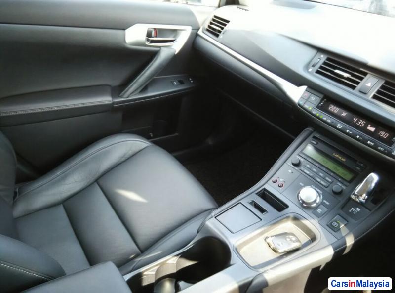 Lexus CT Automatic 2012 - image 10