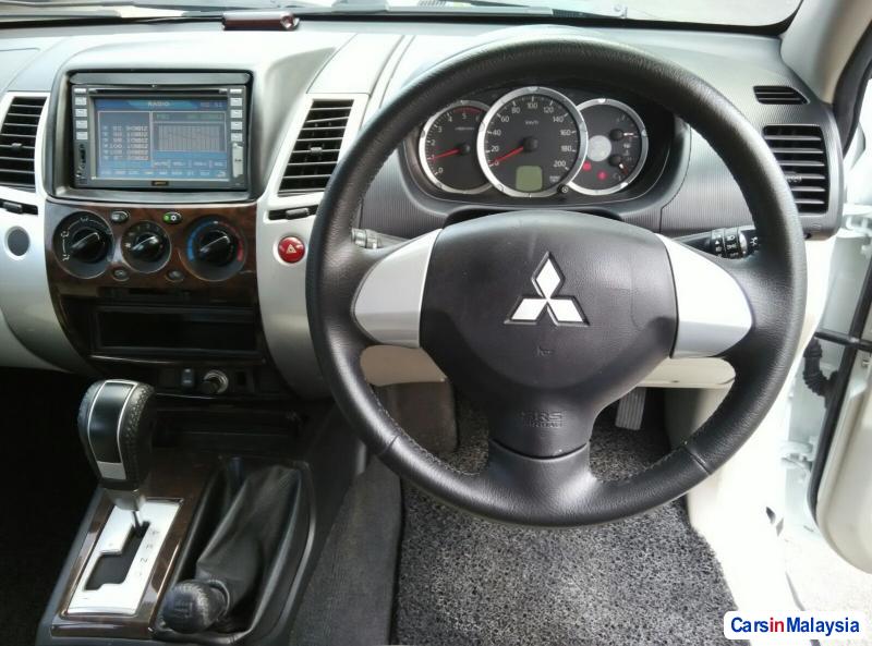 Mitsubishi Pajero Automatic 2009 - image 10