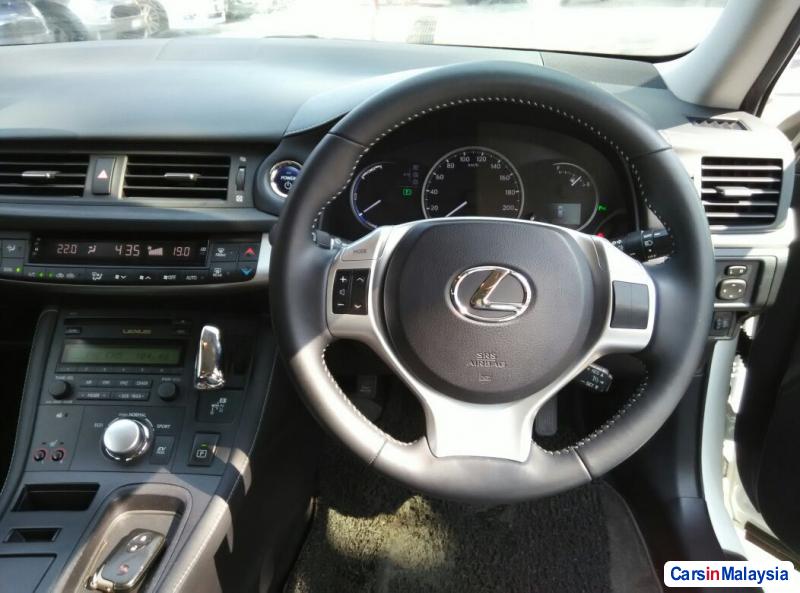 Lexus CT Automatic 2012 - image 11