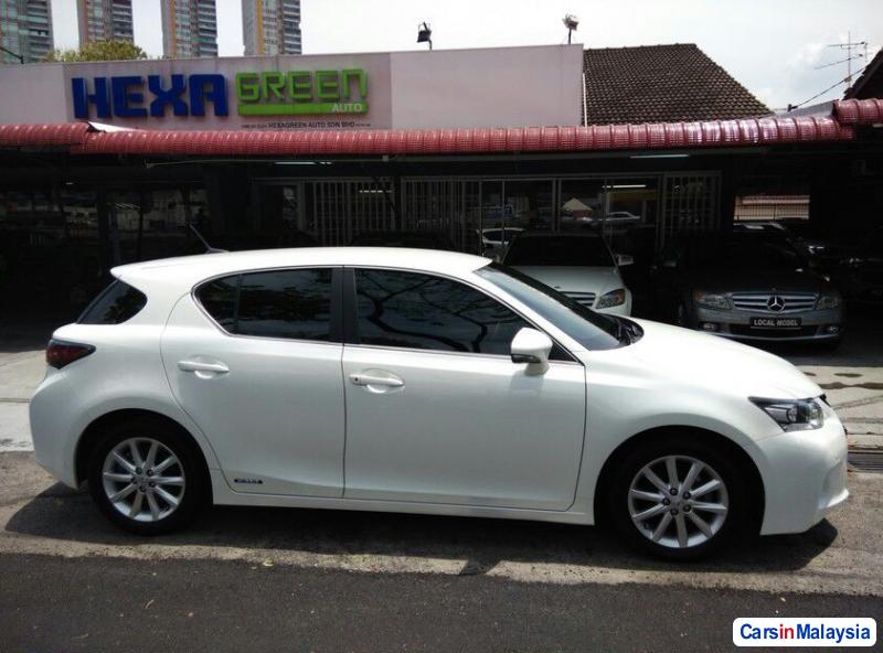 Lexus CT Automatic 2013 - image 3