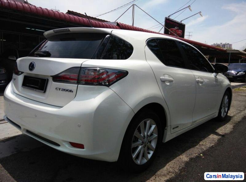 Lexus CT Automatic 2013 - image 4