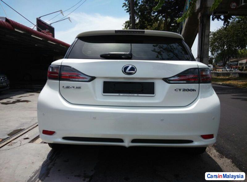 Lexus CT Automatic 2013 - image 5