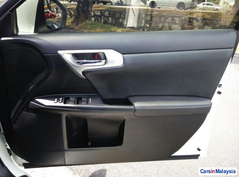 Lexus CT Automatic 2013 - image 7