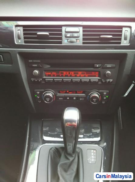 BMW 3 Series 2009 - image 9