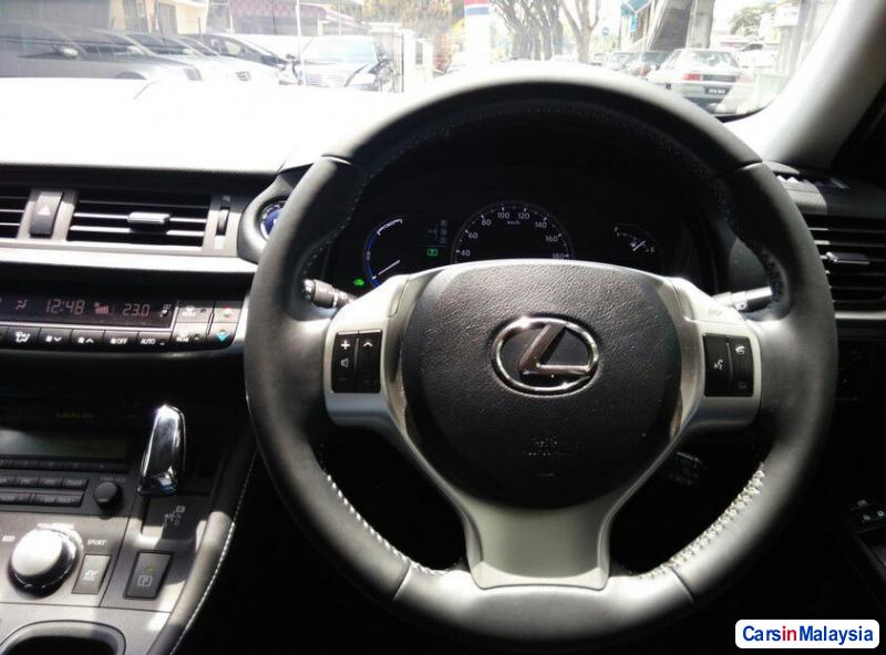 Lexus CT Automatic 2013 - image 9