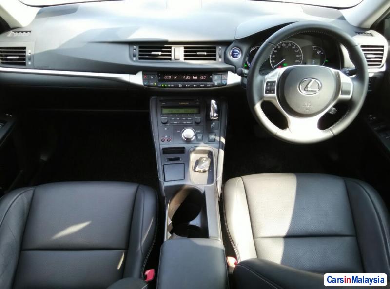 Lexus CT Automatic 2012 - image 9