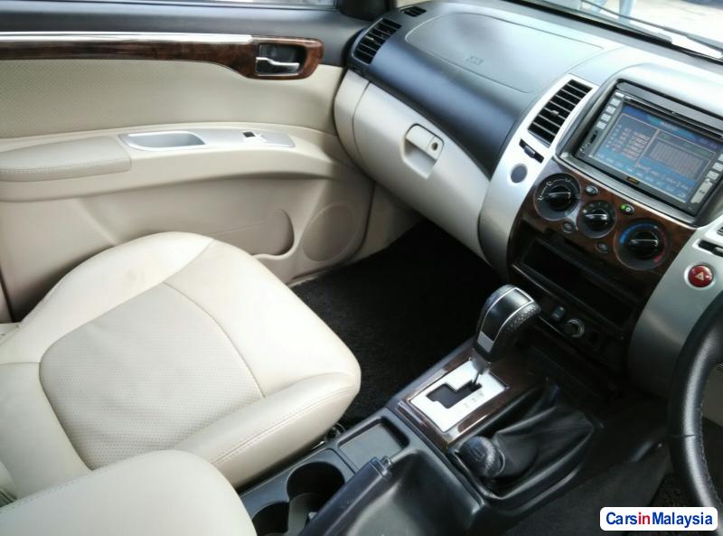 Mitsubishi Pajero Automatic 2009 - image 9