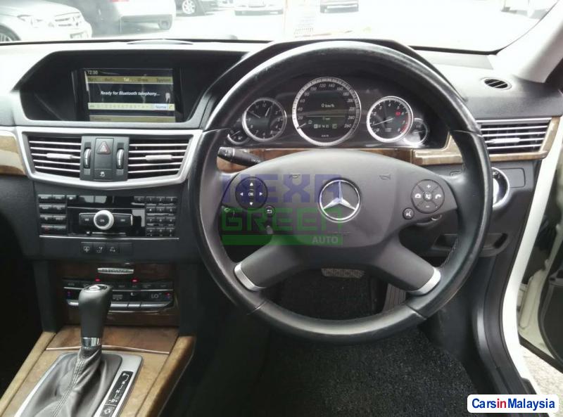Mercedes Benz E200 Automatic 2010 - image 10